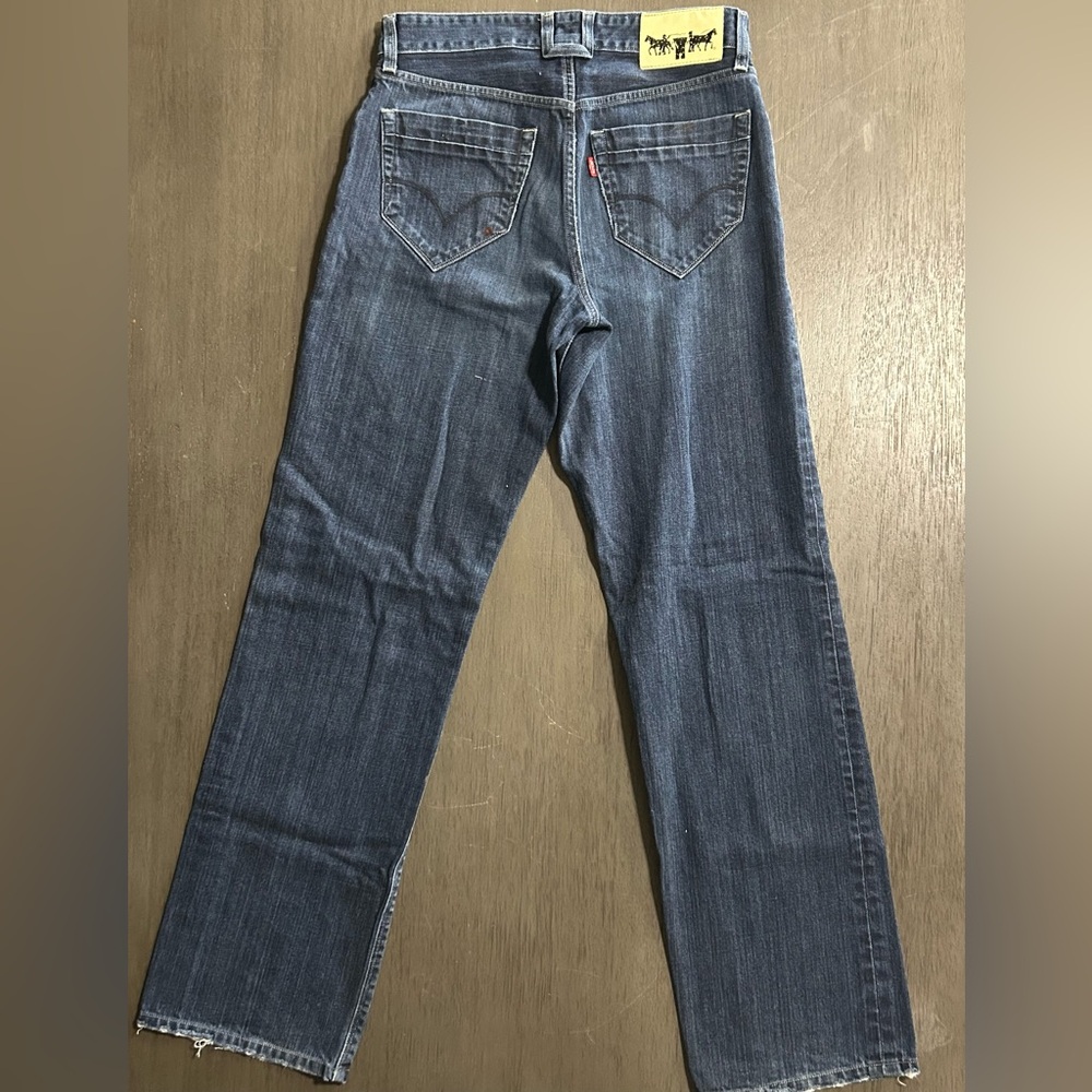 Men’s dark wash Levi jeans